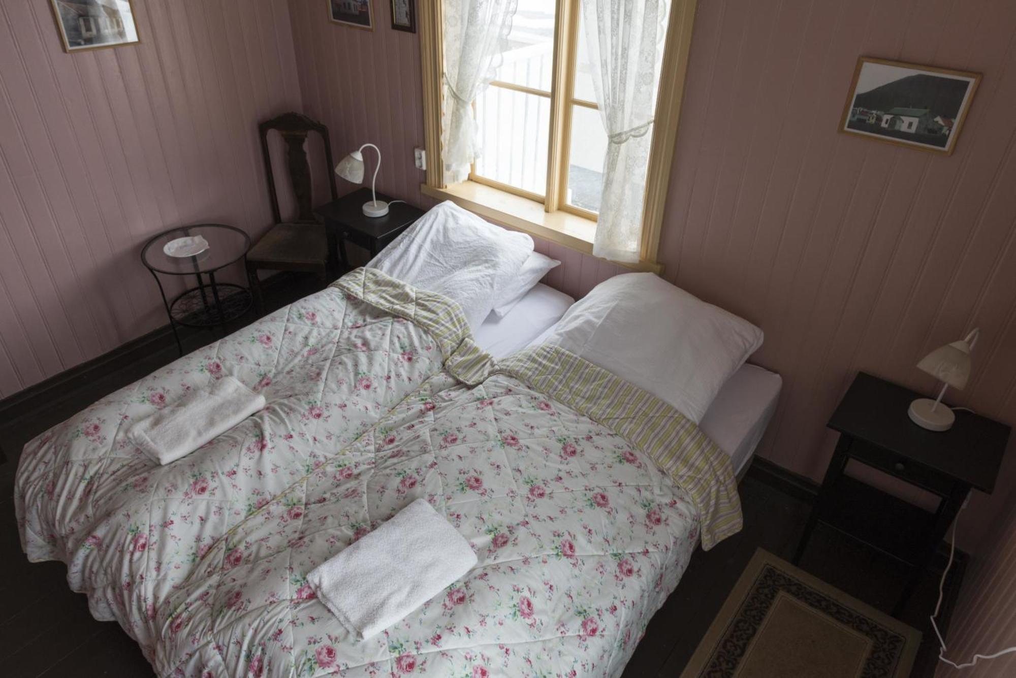 Einarshusid Guesthouse Bolungarvík Esterno foto
